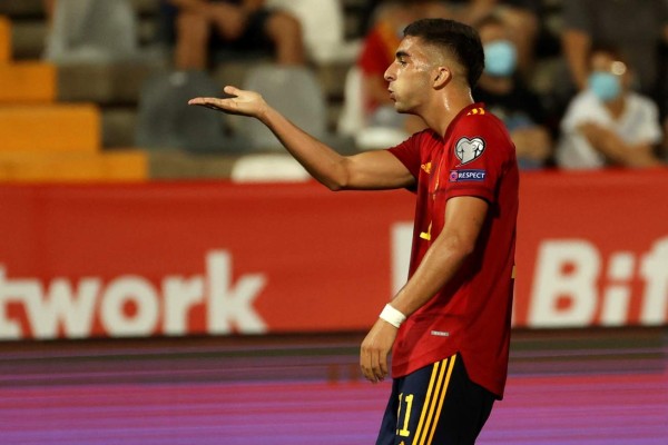 El delantero de la selección española de fútbol Ferrán Torres celebra tras marcar el tercer gol ante Georgia, durante el partido clasificatorio del Mundial Catar 2022 disputado este domingo en el estadio Nuevo Vivero, en Badajoz. EFE/Juanjo Martín