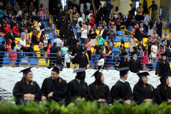 En medio de crisis la Unah gradúa a 695 profesionales