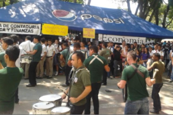 Más de 4,000 colegiales acuden a la feria vocacional de la Unah-vs