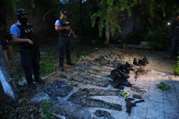 Dentro de iglesia hallan fusiles e indumentaria militar en Chamelecón