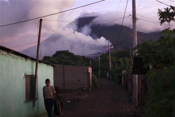 Río de lava del volcán Pacaya amenaza Guatemala