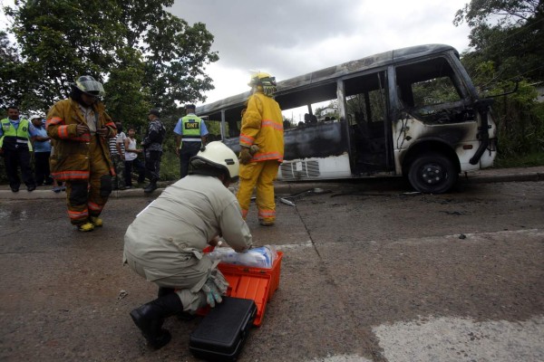 Investigan causas de incendio de bus en Tegucigalpa