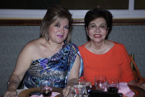 Obsequios y alegría para la cumpleañera