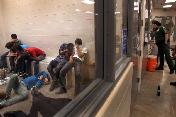 Estados Unidos estudia liberar a algunos migrantes detenidos por pandemia de COVID-19