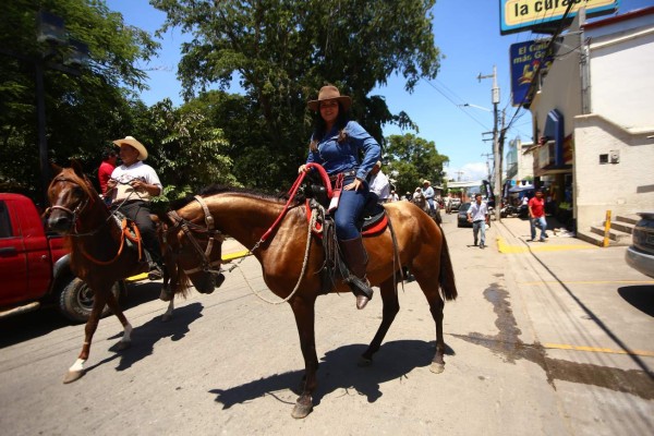 Con desfile hípico, ganaderos inauguran actividades de feria
