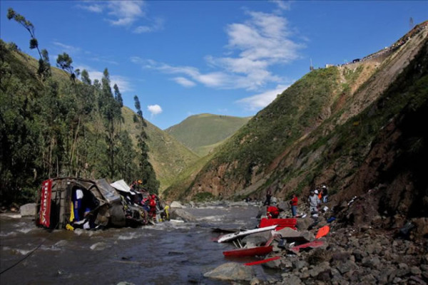 Perú: Al menos 52 muertos deja la caída de un camión a un abismo