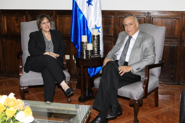 Lisa Kubiske se reúne con el presidente del Congreso de Honduras