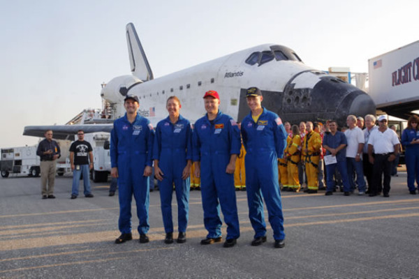 Atlantis regresa y cierra la era del transbordador