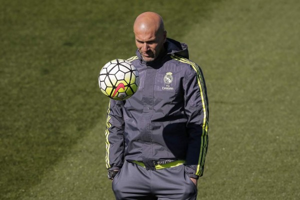 James Rodríguez para a Zinedine Zidane en el entrenamiento