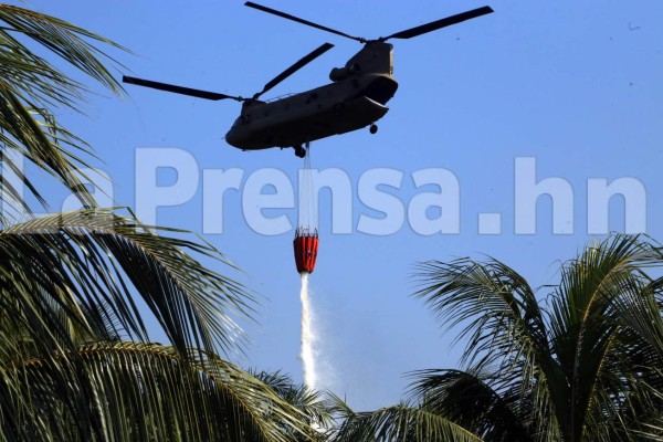 Helicópteros aún no logran apagar incendio en Jeannette Kawas