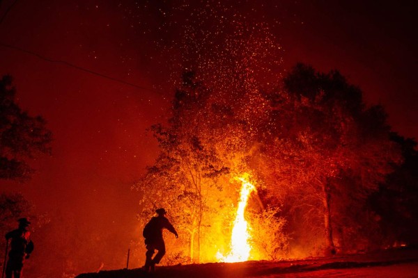 California: Un muerto y varios evacuados por fuego descontrolado