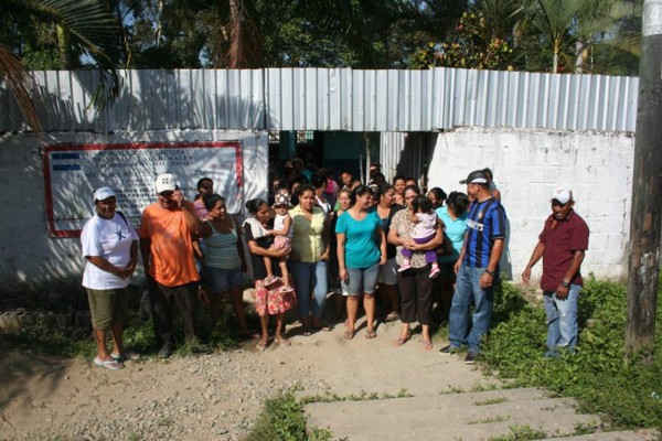 Padres de familia protestan frente a la escuela Froylán Turcios en Tela