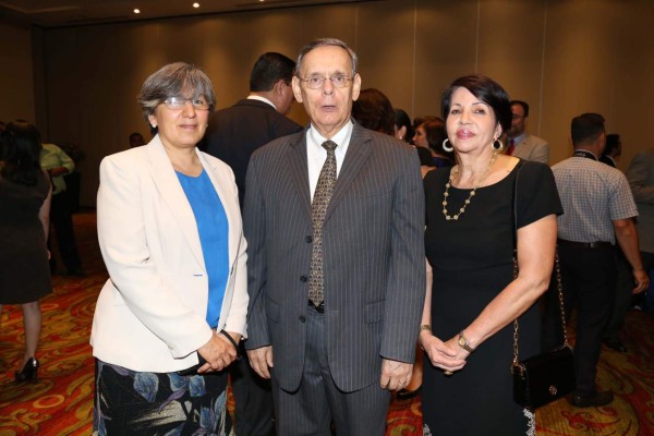 Gabriela Gálvez con José y Ana Mendoza