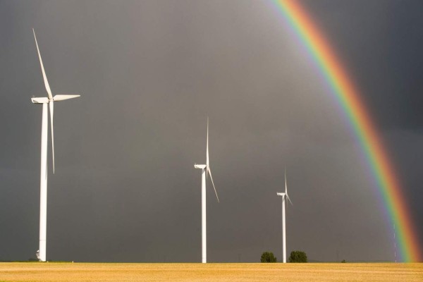 (FILES) This file photo taken on May 12, 2014 shows a wind turbine in front of a rainbow near Vierzon, France. The twenty-second session of the Conference of the Parties (COP 22), the annual round of UN climate talks, will be held in Marrakech, from November 7 until November 18, 2016. / AFP PHOTO / FRANCOIS XAVIER MARIT