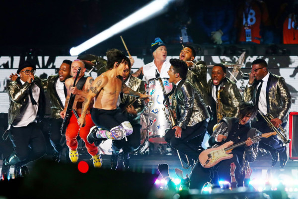 Espectáculo de Bruno Mars opacado por fuegos artificiales