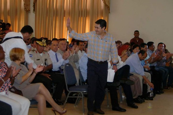 Presidente de Honduras oye quejas sobre el IHSS en La Ceiba