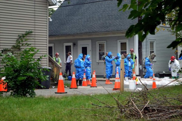 Horror: descubren niños muertos entre gusanos en EUA