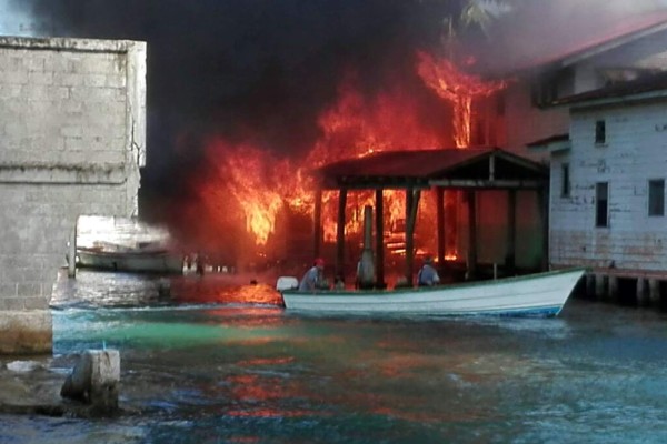 Incendio consume edificio en Guanaja
