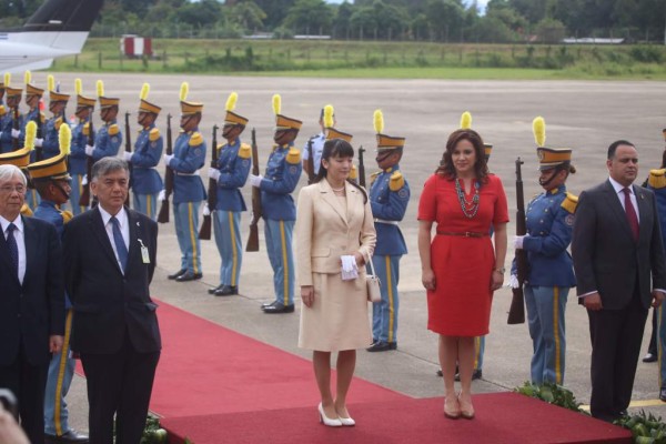 La princesa Mako fue recibida el domingo en la mañana por la primera dama Ana de Hernández y una gran comitiva.