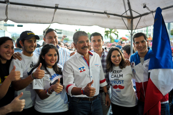 Candidatos de El Salvador cierran sus campañas seguros de ganar