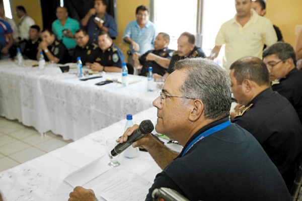 Prohíben que 2 hombres viajen en una sola moto