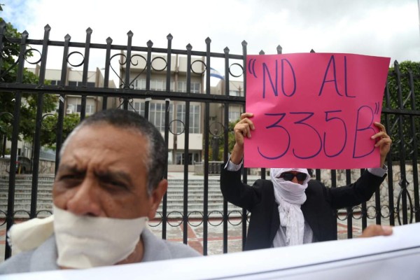 Periodistas y abogados exigen con plantón derogar artículo 335-B