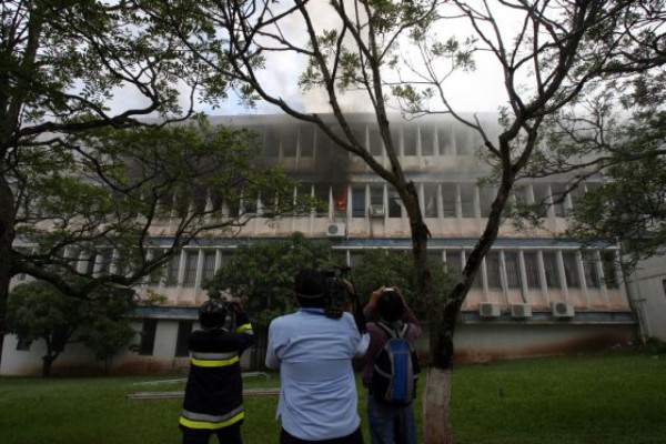 Llamas consumen facultad de Química en la Unah