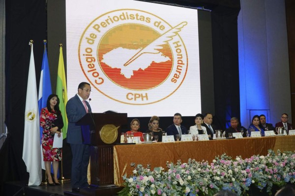 'Debemos luchar por un periodismo responsable': Salomón Salguero al recibir el Álvaro Contreras