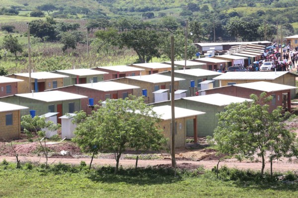 Presidente Hernández entrega 140 viviendas en Olancho