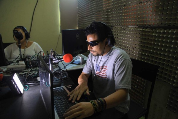 Hondureño comenta partidos de fútbol sin poder verlos