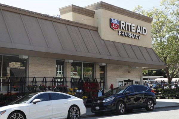 Las comunidades latinas tienen menos acceso a las farmacias en EEUU