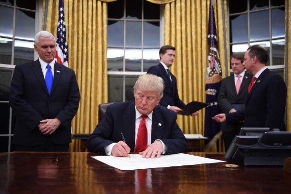 Trump firma decreto contra el Obamacare
