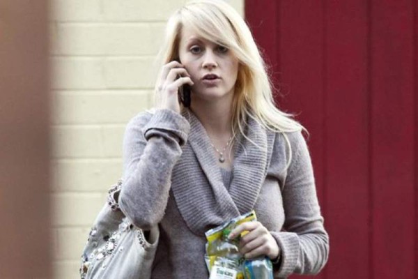 Eppie Sprung Dawson (27) tuvo sexo con uno de sus estudiantes en su auto. Fue condenada por tener relaciones sexuales con el menor de 18 años. Un año más tarde Eppie publicó en Facebook que mantenía una relación sentimental con el chico, ahora mayor.