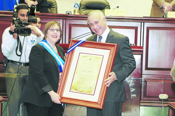 Congreso de Honduras despide con honores a Lisa Kubiske