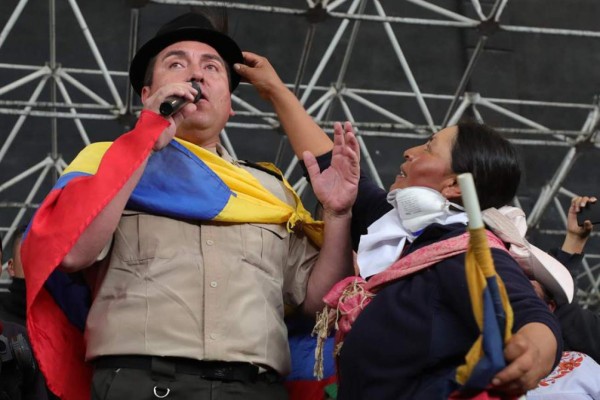 Indígenas de Ecuador liberan a agentes tras escenificado funeral de dirigente