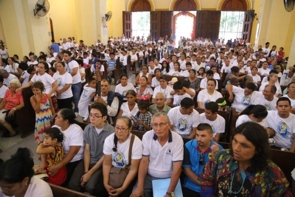 Con fervor católicos cruzan la Puerta Santa
