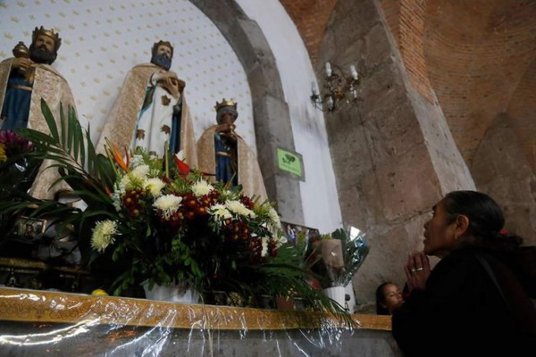 Feligreses visitan hoy la parroquia de los Santos Reyes, en la localidad de Cajijitlán, en Jalisco (México). En el poblado mexicano de Cajititlán las peticiones a los Reyes Magos no llegan en una carta ni en globo, sino en las oraciones de miles de personas que viajan hasta su santuario para pedirles milagros. EFE