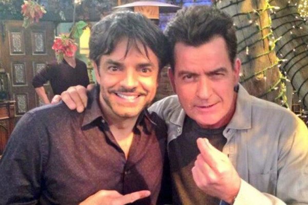 Eugenio Derbez se divierte en el set con Charlie Sheen