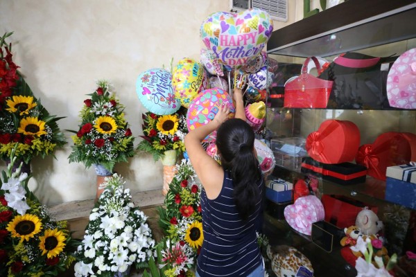 Listas las flores y regalos para mamá