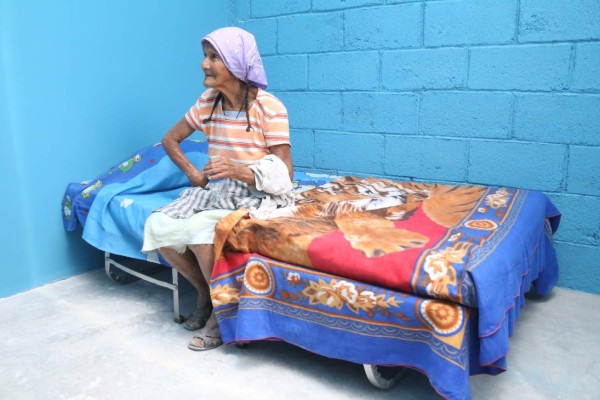 Después de vivir 53 años en una cueva, doña Francisca por fin tiene su casa