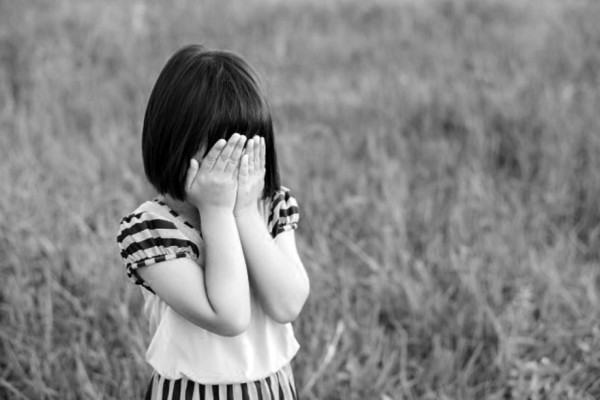 Niña de seis años muere luego que su maestra le sellara la boca con pegamento en China