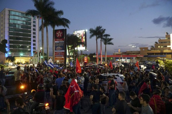 Reaparece Nasralla en manifestación frente a la Embajada de Estados Unidos