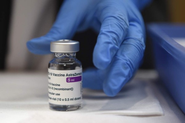 AstraZeneca habría incluido datos 'desactualizados' en ensayos de vacuna en EEUU