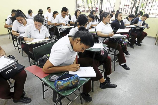 Denuncian altos cobros para graduaciones en la capital