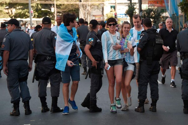 Hinchas de Argentina y Alemania disfrutan de la fiesta de la final