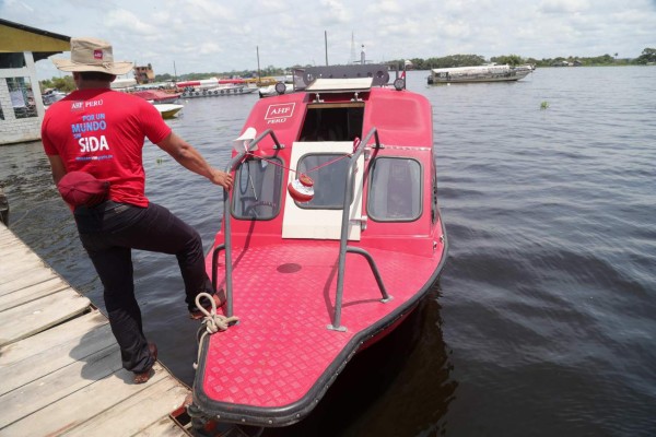 Frenar el VIH en indígenas de Perú, la misión de una brigada por el Amazonas