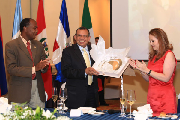 Embajadores de Latinoamérica y el Caribe homenajean a Lobo