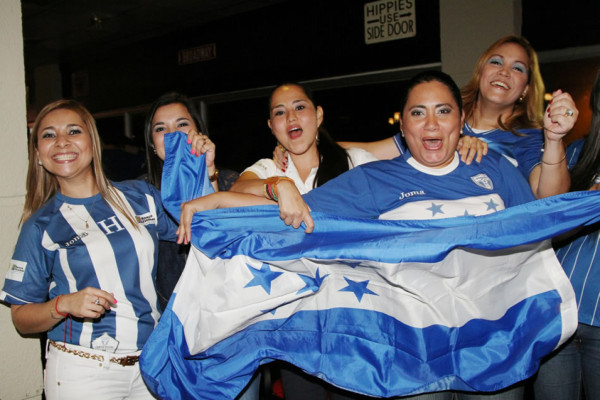 Así celebraron los hondureños el Aztecazo ante México
