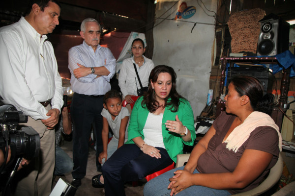 Primera dama ofrece apoyo a familia de guardia asesinado en Choloma