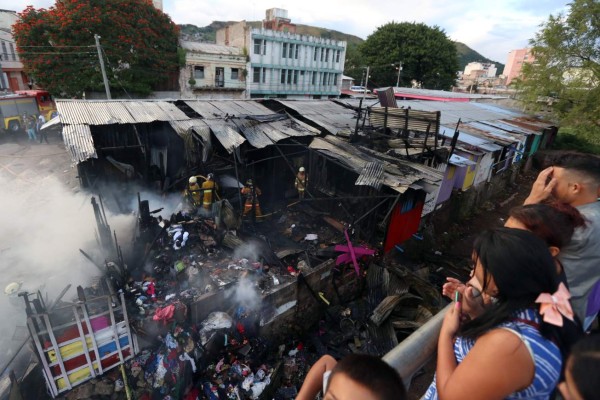 Llamas consumen puestos de Mercado Móvil en la capital